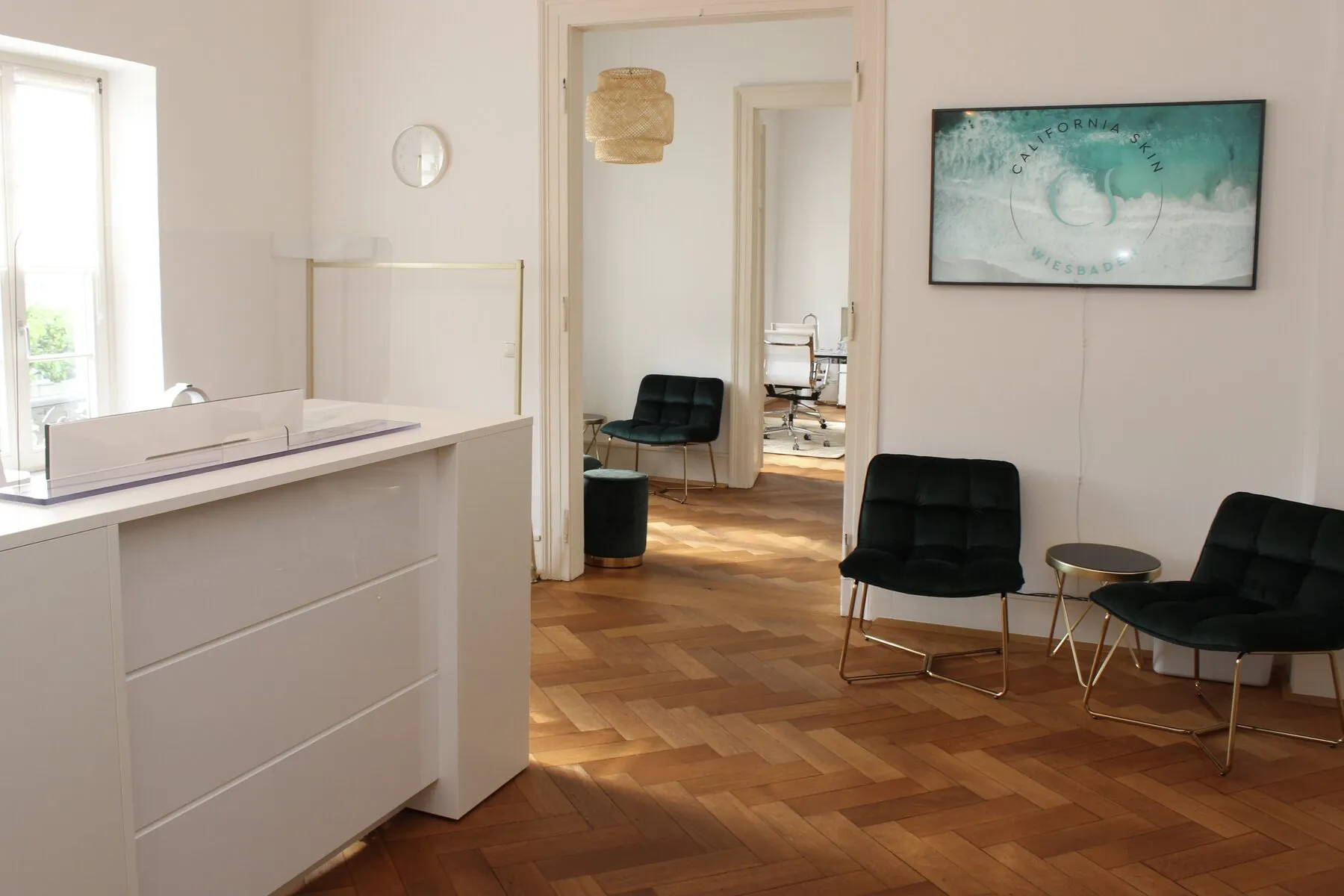 Empfang und Wartebereich von AEZ Hair in Wiesbaden