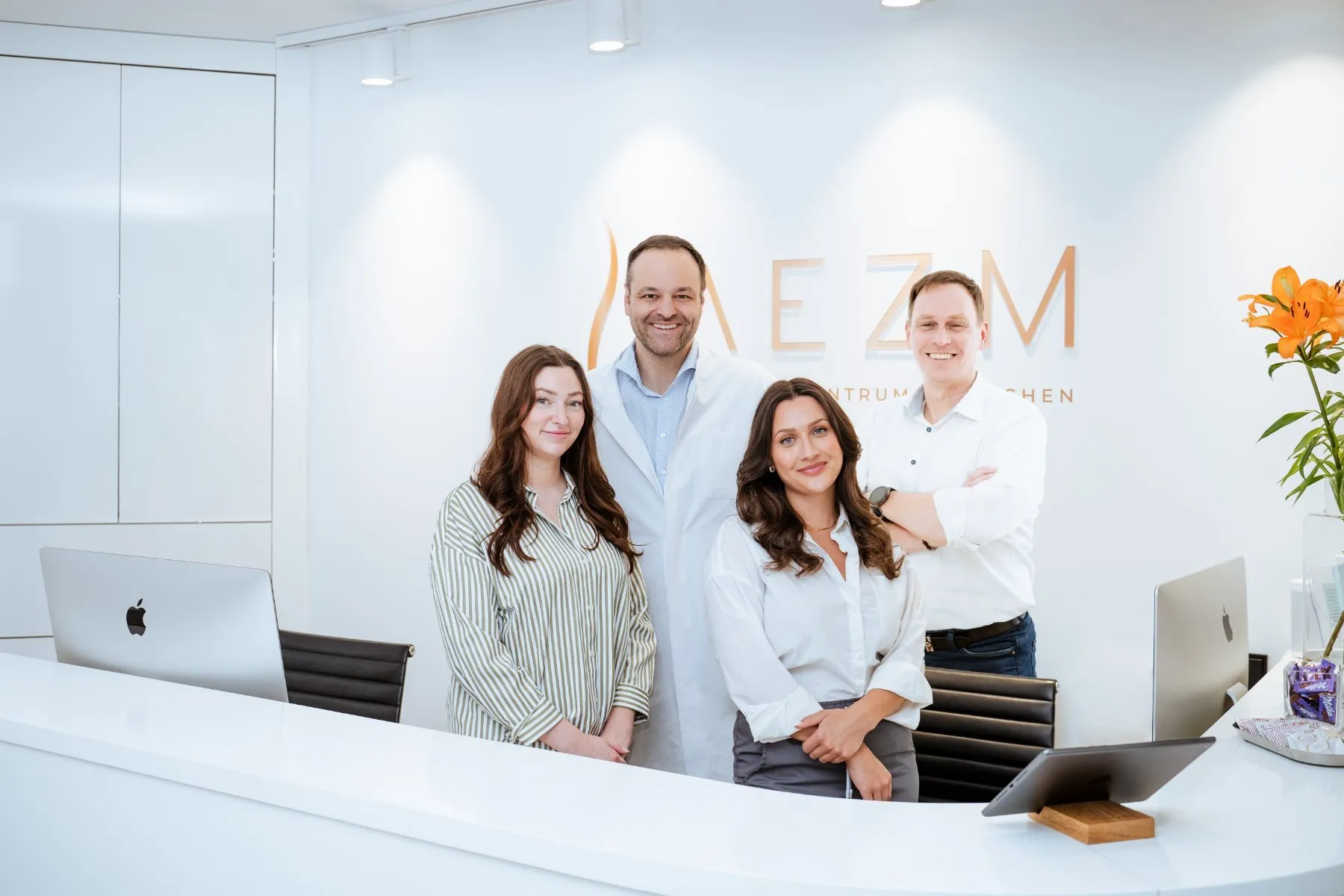 Das Team von AEZ Hair im Empfang in München